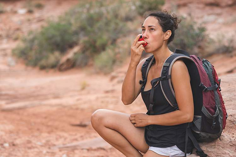 女人在徒步旅行中使用呼吸器。