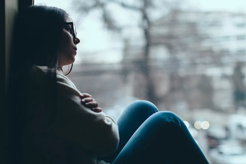 十几岁的女孩望着窗外