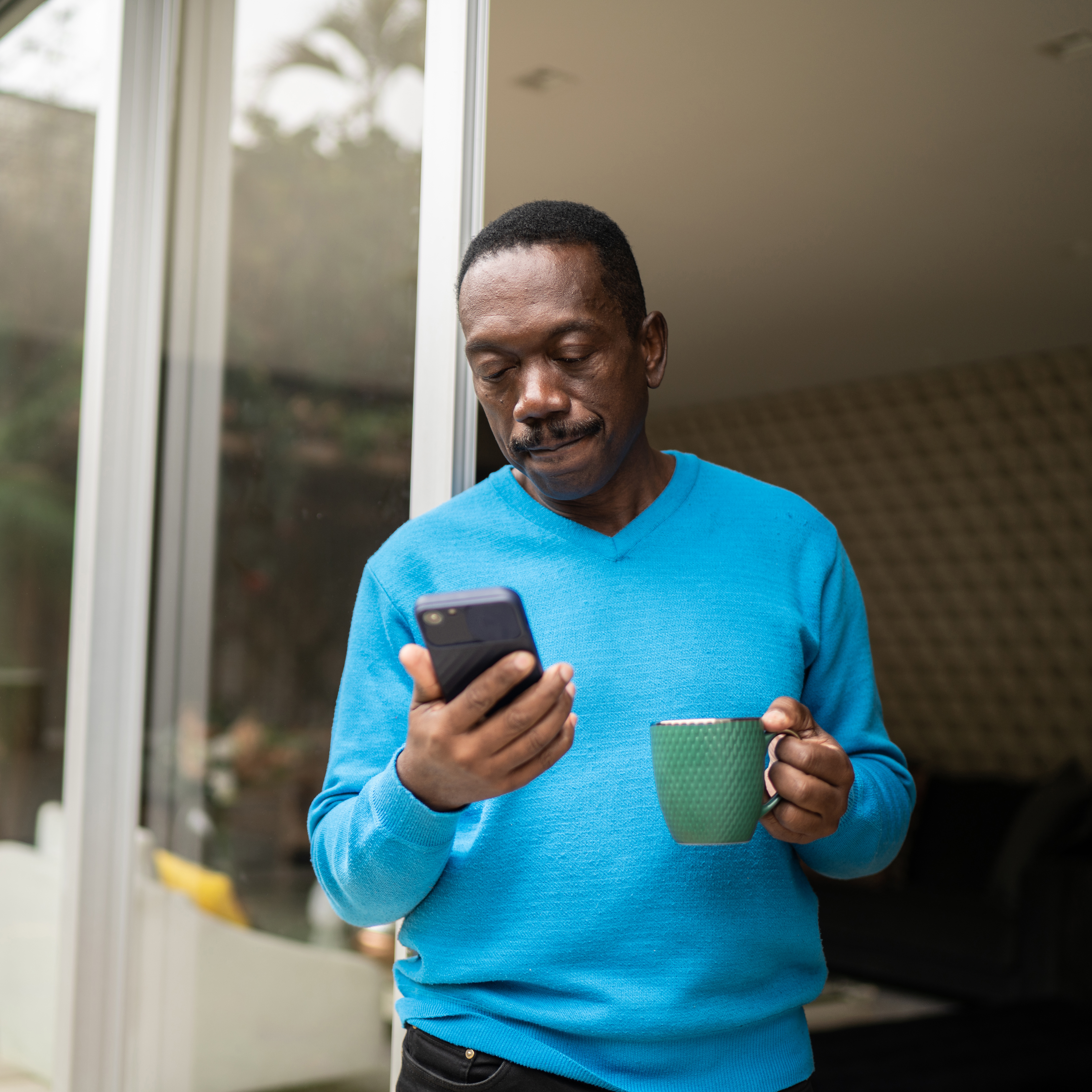 男子查看智能手机