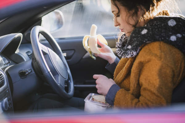 女人在车里吃香蕉