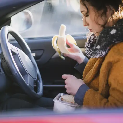 女人在车里吃香蕉