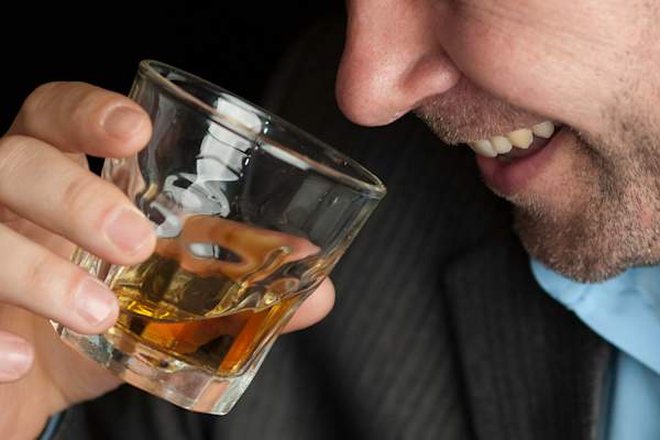 喝威士忌