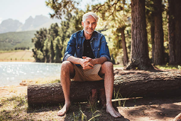 在湖边享受一天的老人。