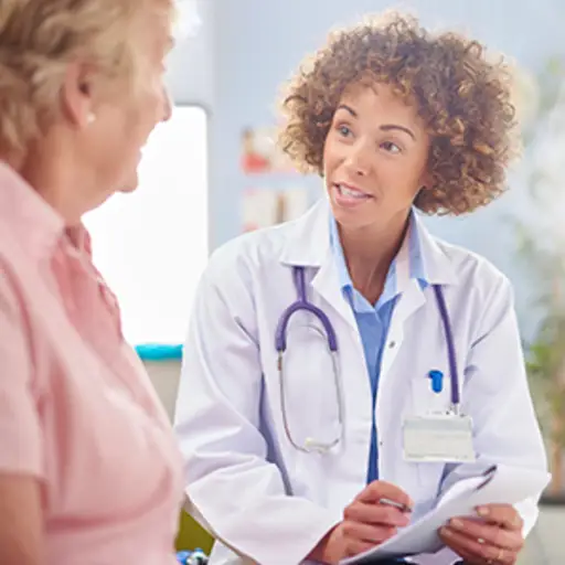 资深妇女谈话与她的医生。