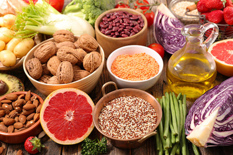 各种健康食品,包括坚果、豆类和新鲜蔬菜。