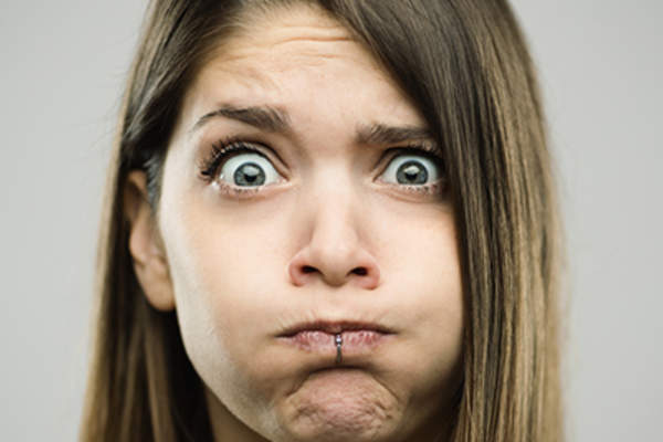 女子胃部不适做了个鬼脸。