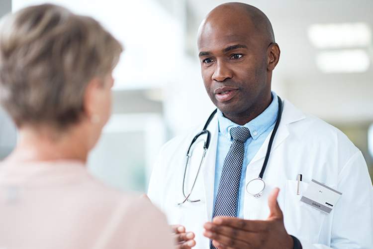 医生解释给患者,用于黑素瘤的辅助治疗。