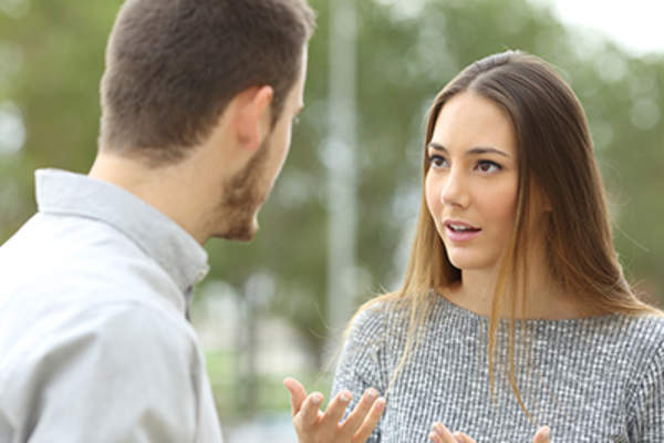 年轻的男人和女人的质疑。“>
</picture>
</header>
<figcaption class=