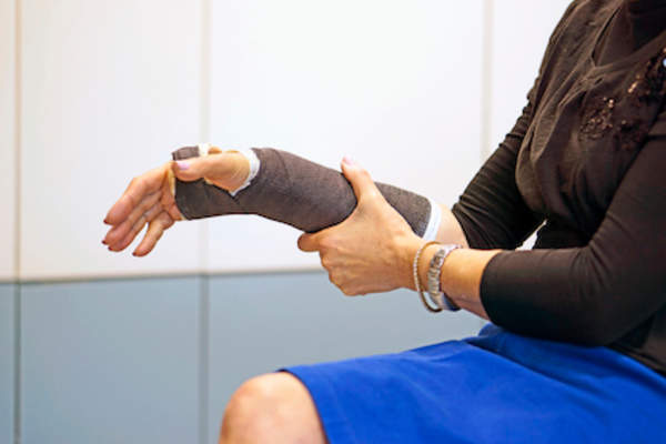 手腕打了石膏的女人。