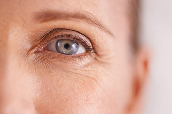 一个中年女人的眼睛特写。