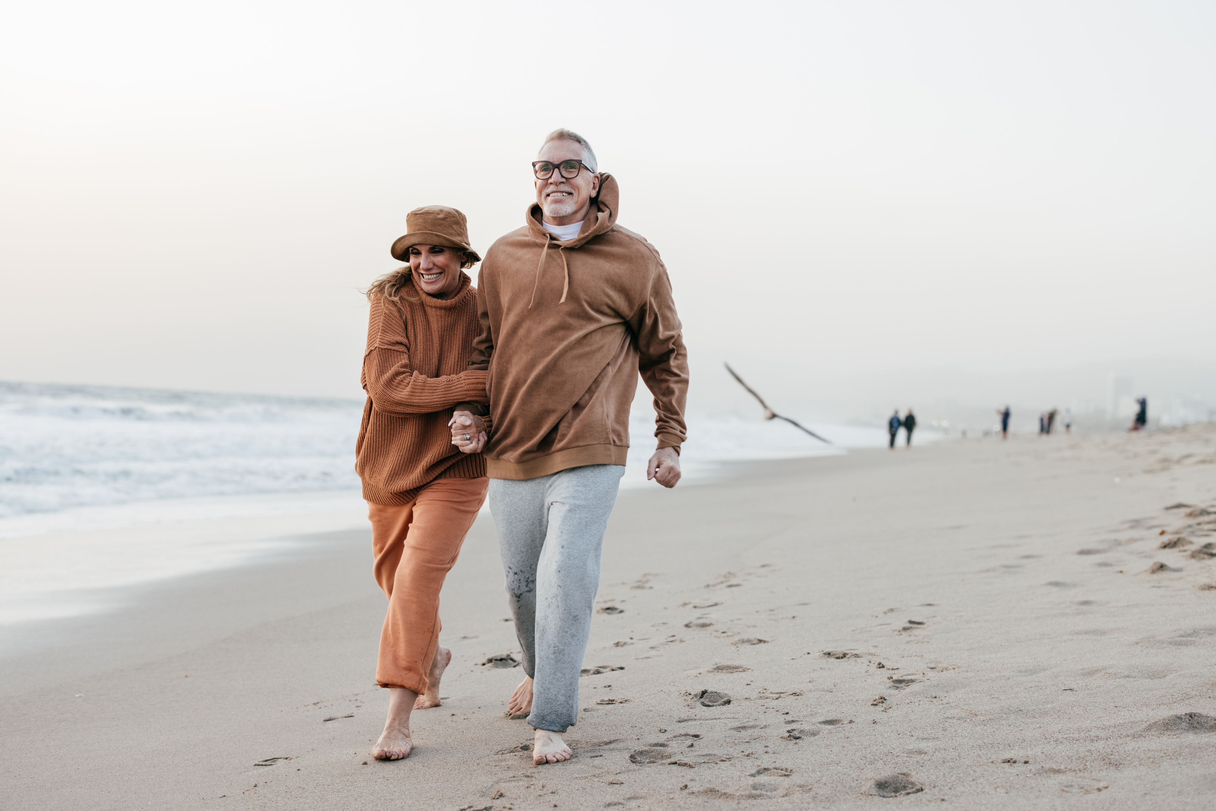 一对情侣在海滩上散步