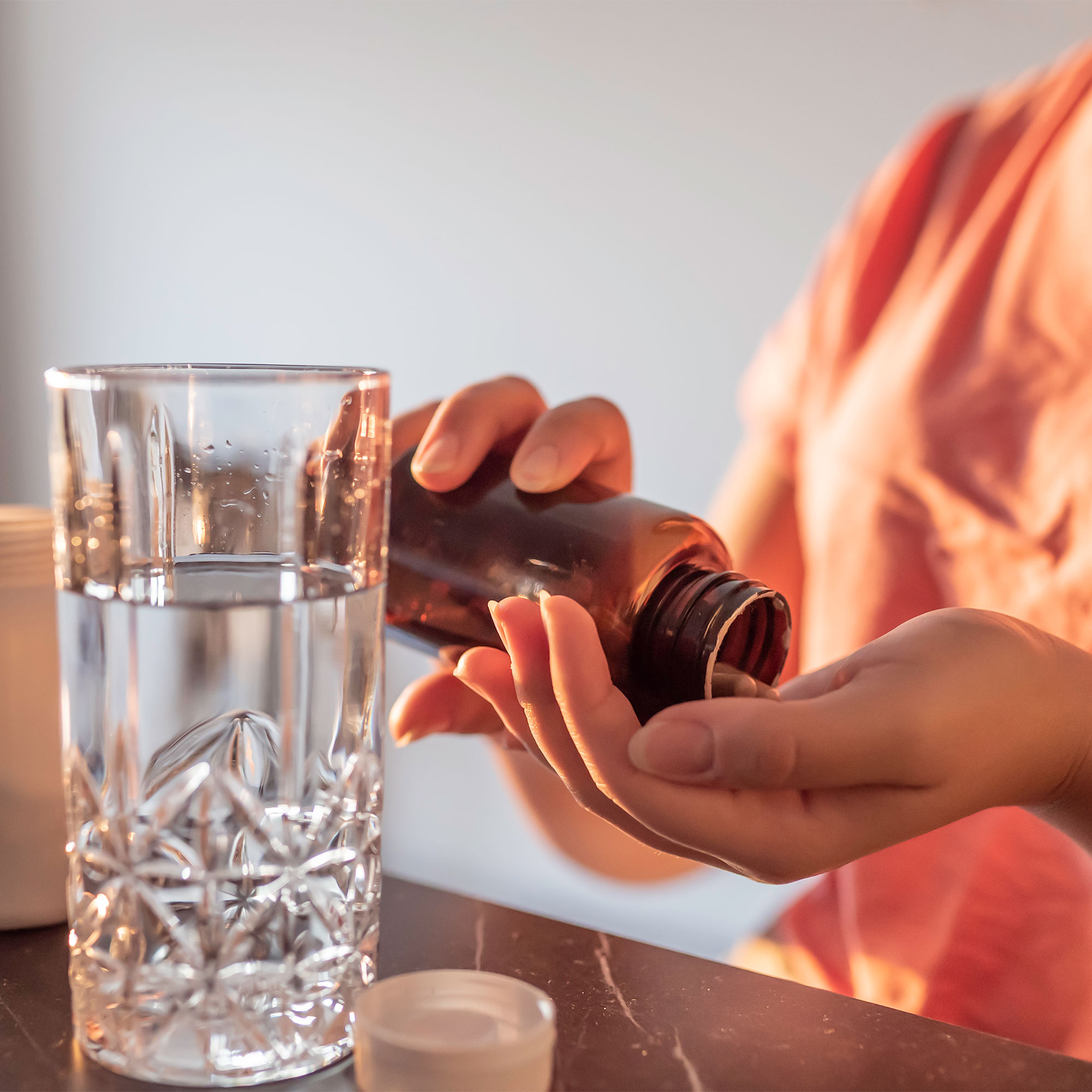 一个女人把补品倒在手里