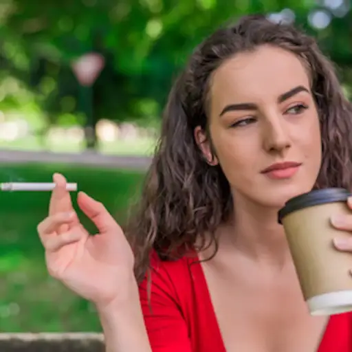 一个抽烟喝咖啡的女人。