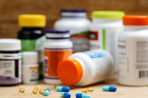 补充桌上的瓶子和药片。