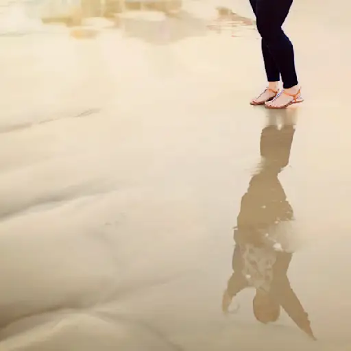 站立在水中的妇女,在反射上升的胳膊