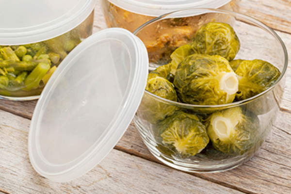 剩余的玻璃容器中的蔬菜。