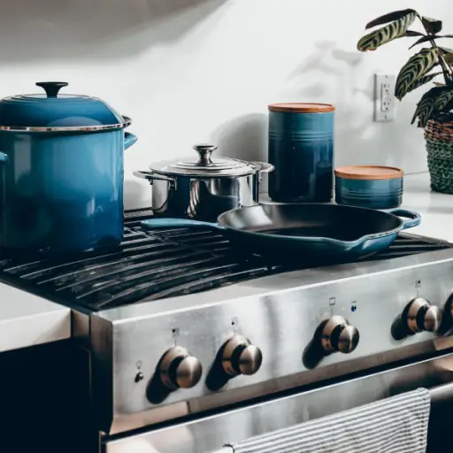 炉子和蓝色的炊具