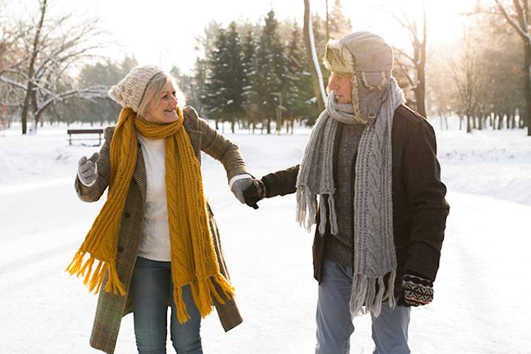 高级夫妇走在冬季。