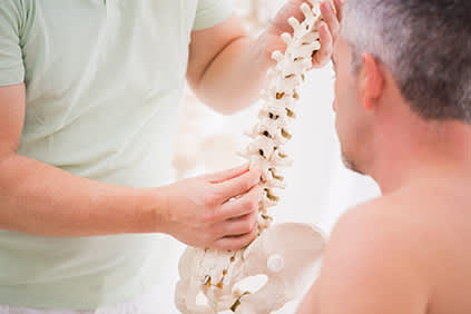向病人展示脊柱解剖模型的骨切开术。