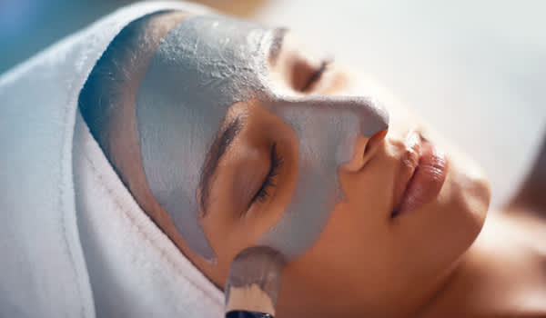 护肤理念，女性在spa使用面膜。