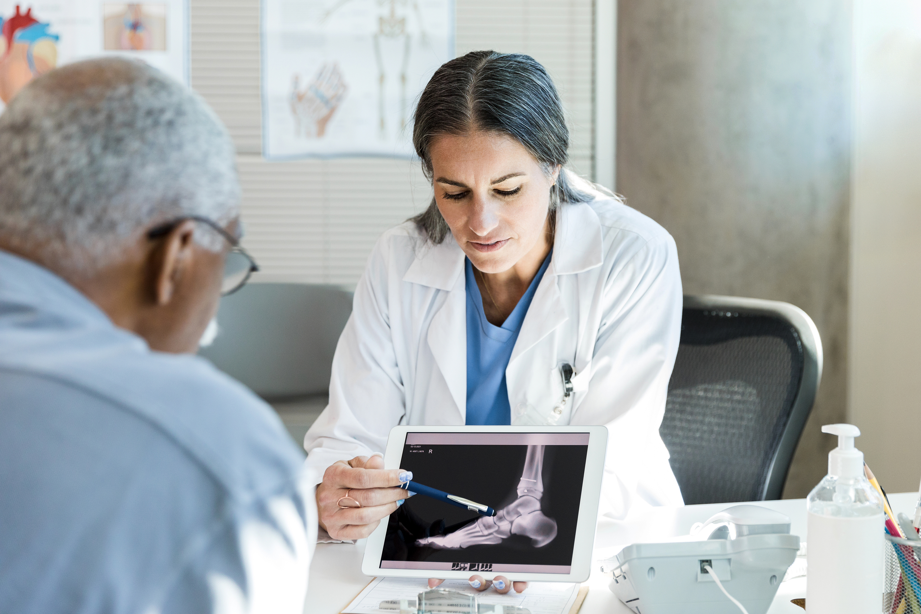 一个女人坐在外面的一根木头上