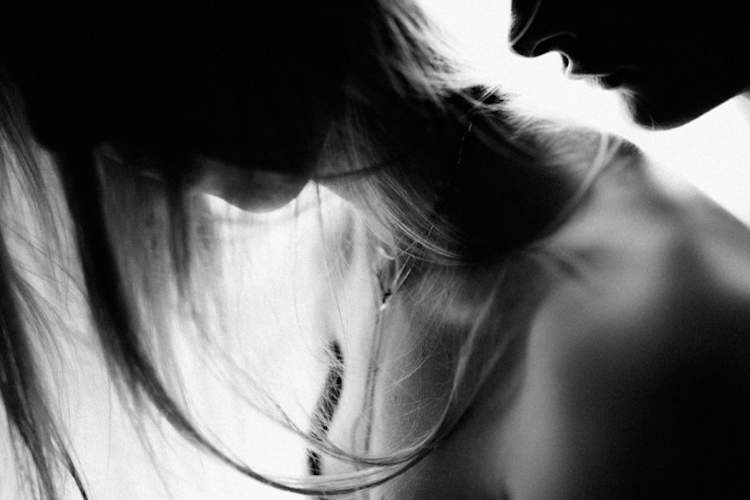 异性恋情侣亲密的黑白照片