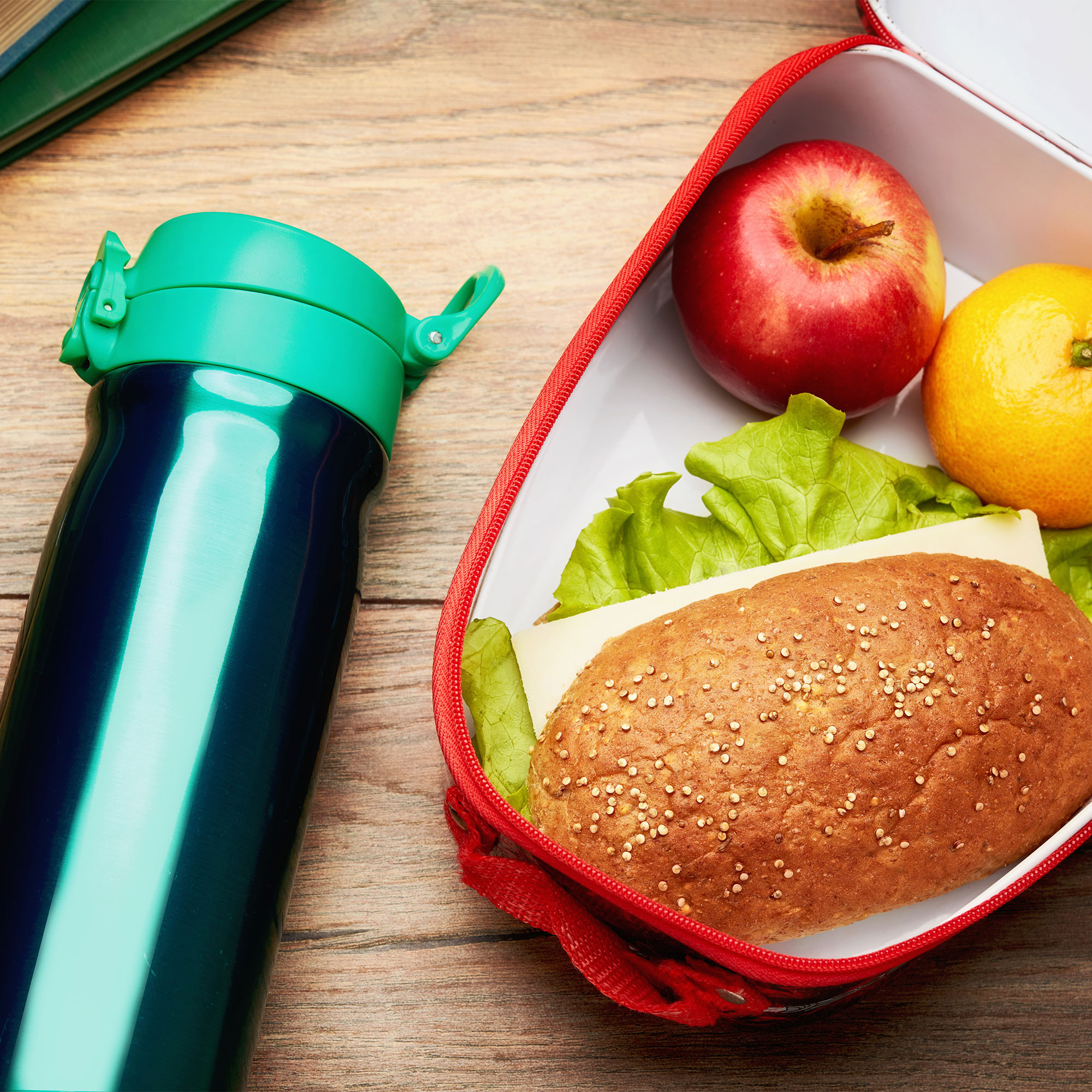 可以看到水瓶和饭盒