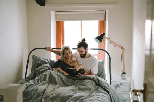 夫妇在床上读书