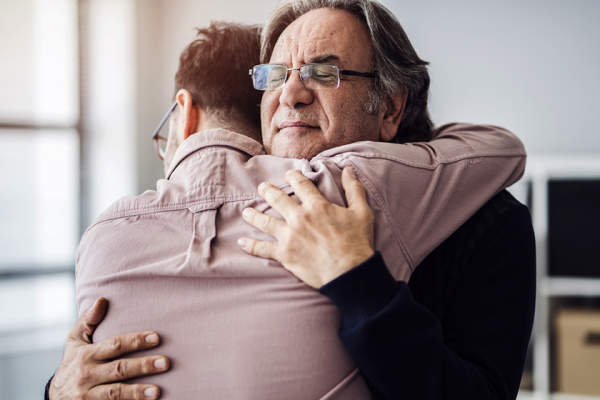 男子拥抱他的父亲