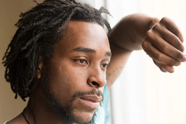 人感觉紧张或担忧。