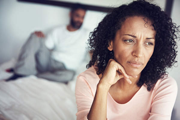 女人躺在床上看起来很不开心。