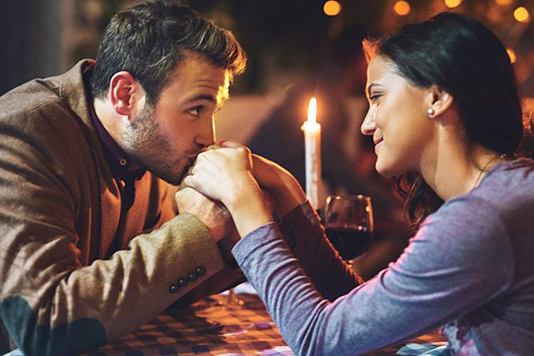 男人亲吻女人的手,而上一个日期。