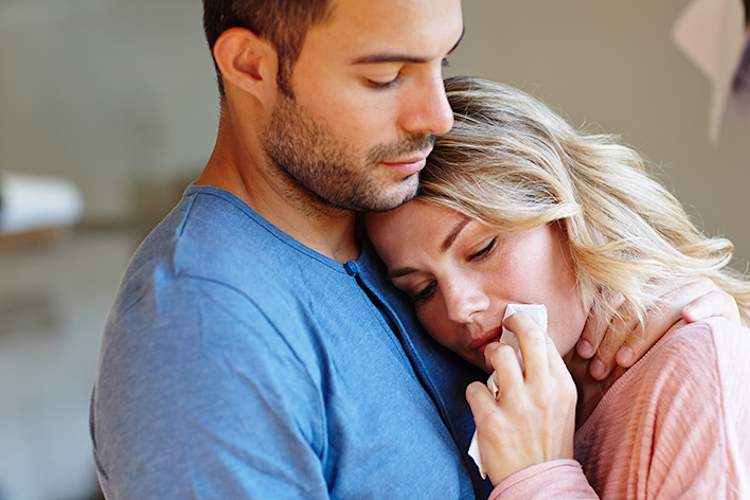 男人安慰他的合作伙伴。