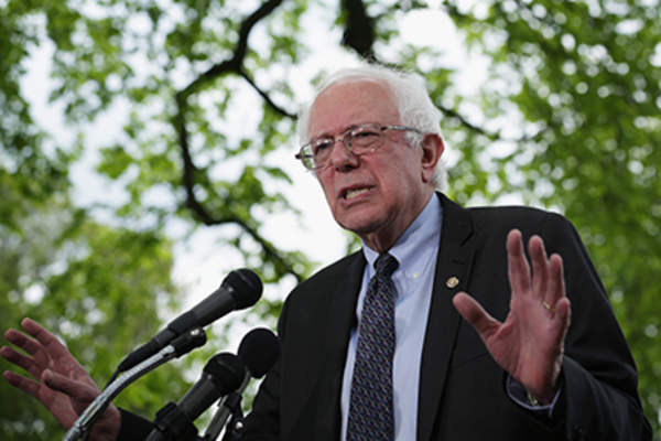 2015年4月30日,华盛顿特区,参议员伯纳德·桑德斯(I-VT)在国会山的新闻发布会上就他的美国议程发表讲话。