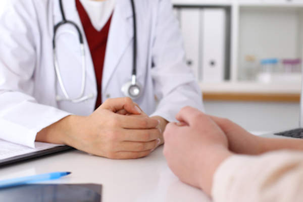 病人和肿瘤学家交谈。