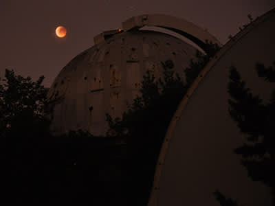 天文台在晚上。