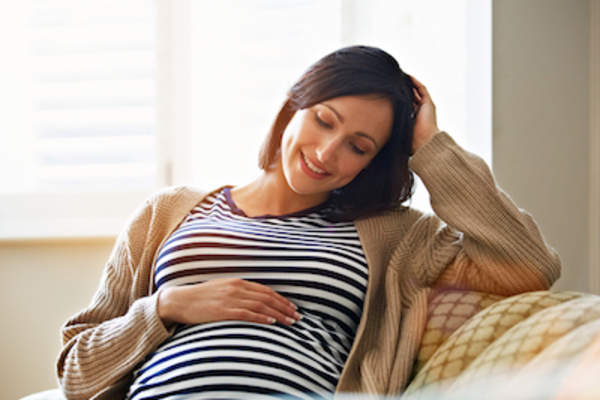 孕妇坐在沙发上。