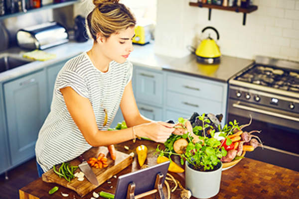 妇女在厨房准备健康的食物。