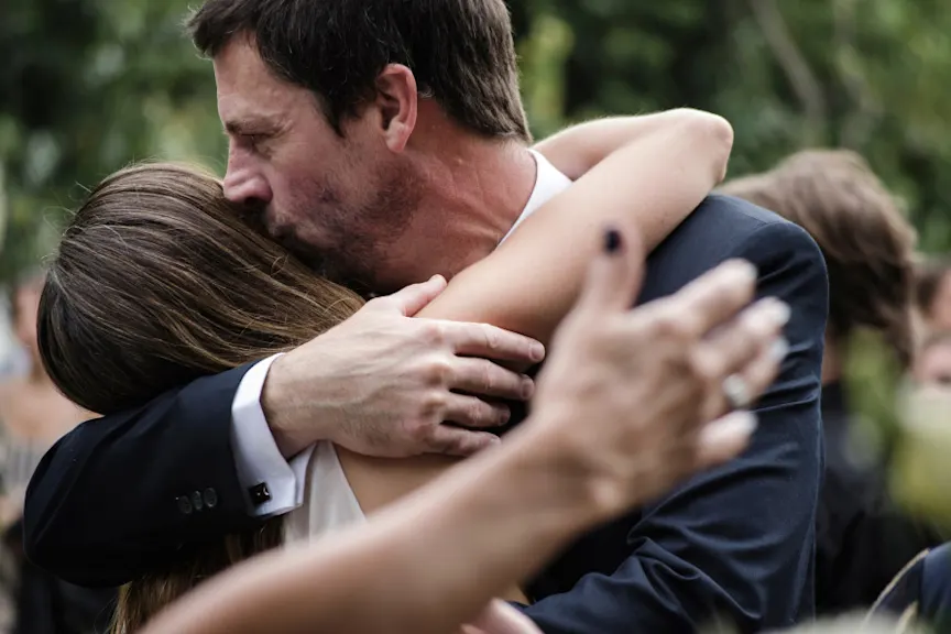 父亲拥抱十几岁的女儿和亲吻在额头上