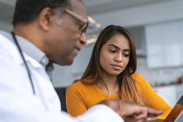 医生和病人讨论治疗方案