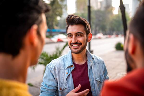 一个男人和他的一群朋友谈话