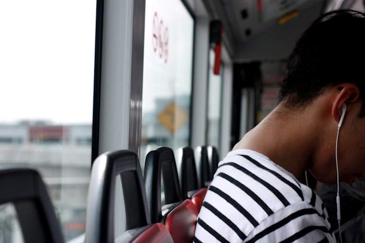 在公交车上听耳机的人