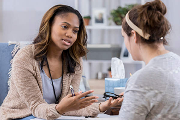 女医生交谈年轻女子。