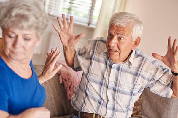 愤怒的高级男子在妻子大喊大叫图像。