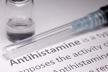 抗组胺药注射治疗慢性荨麻疹。