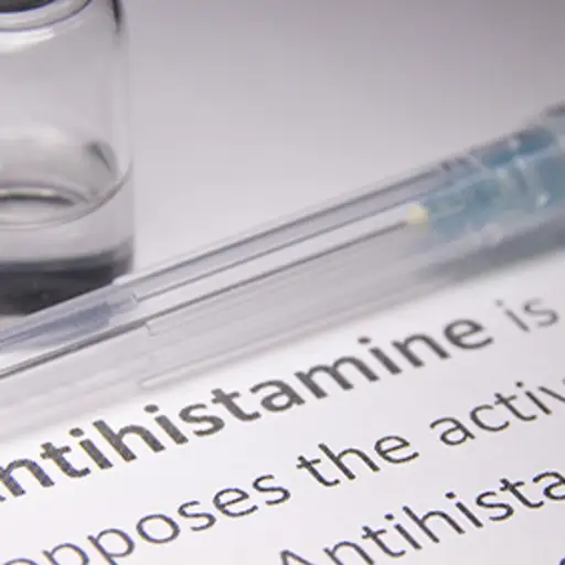 抗组胺药注射治疗慢性荨麻疹。