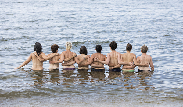 乳腺癌幸存者聚集在一起在海浪的乳房和海洋工程。