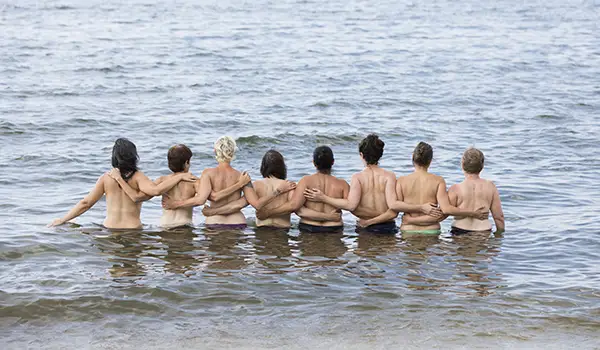 乳腺癌幸存者在乳房和海项目的波浪中聚集在一起。