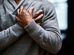 男子心脏衰竭经历胸痛。