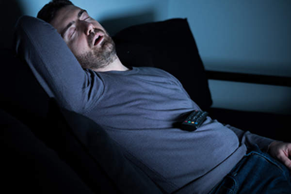 在沙发上睡觉的人。